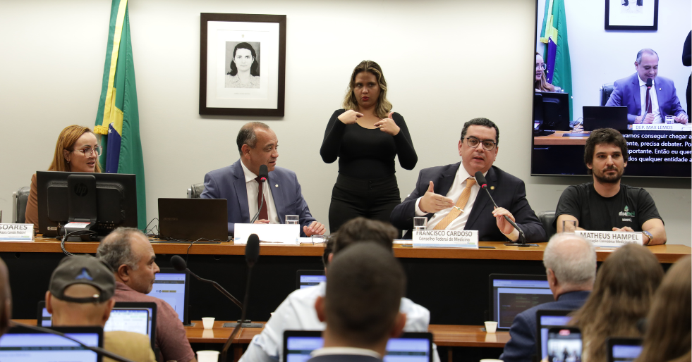 Na Câmara dos Deputados, CFM alerta sobre a urgência em garantir qualificação profissional